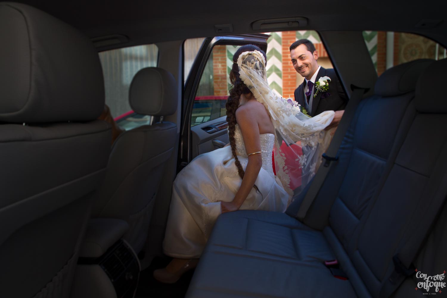 en el coche nupcial para la boda en las arenas. Fotógrafos de boda en Valencia
