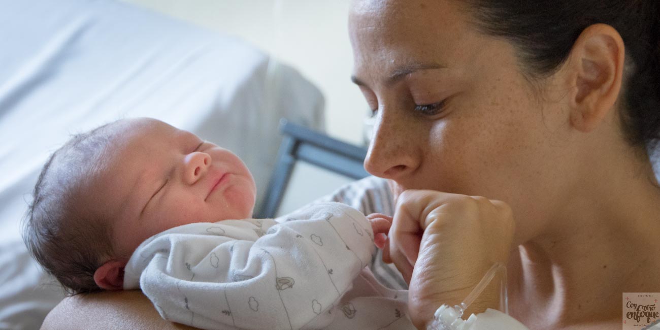 recién nacida en el hospital con su mamá