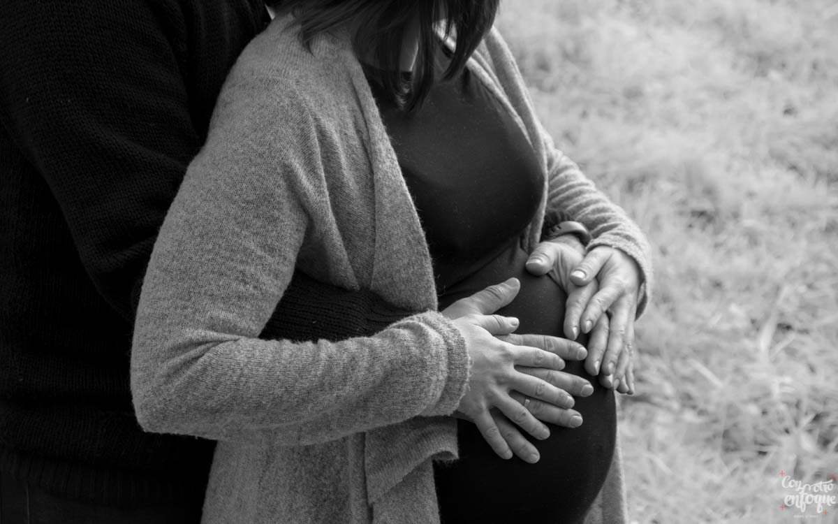 tripita de embarazada. barriga de embarazada. fotógrafa de embarazo. fotógrafo de embarazo. fotografía de embarazada