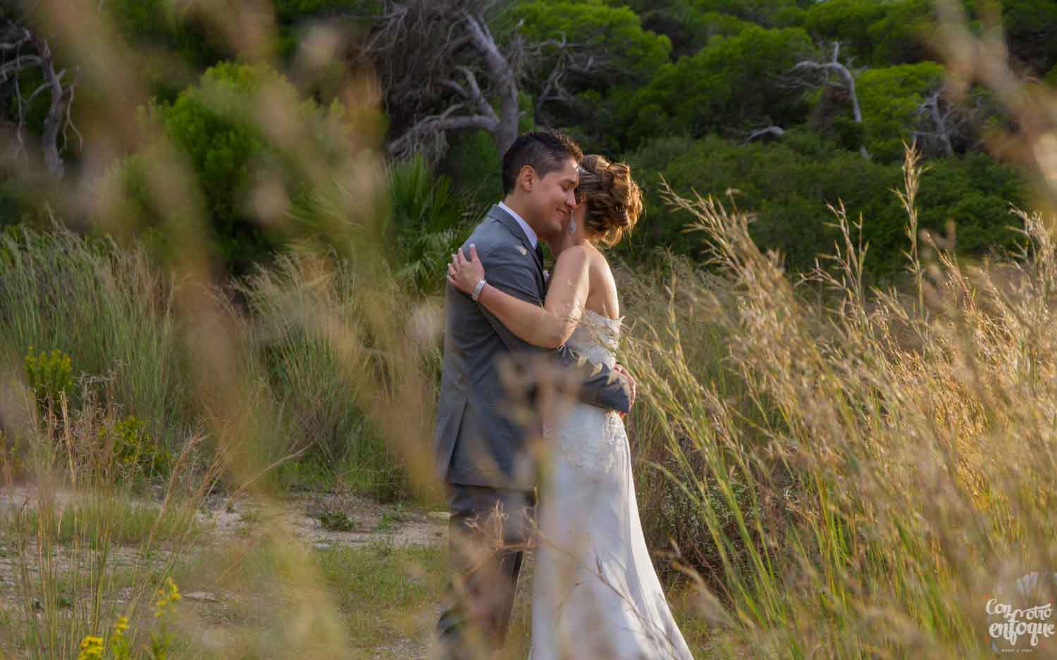 novio y novia antes de casarse en la playa de El Saler. Fotógrafos de Boda en Valencia