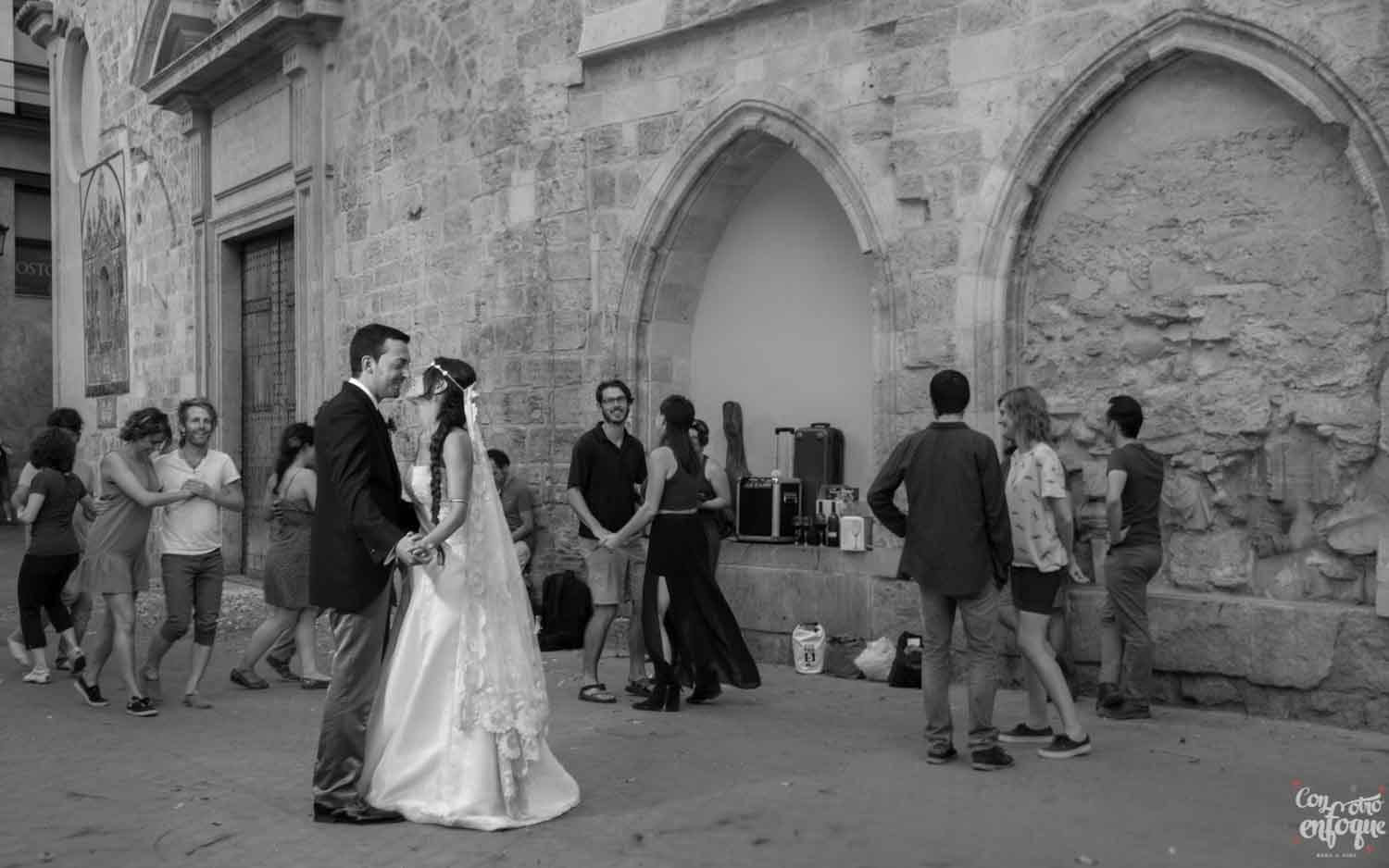 novios recién casados por el centro histórico de Valencia