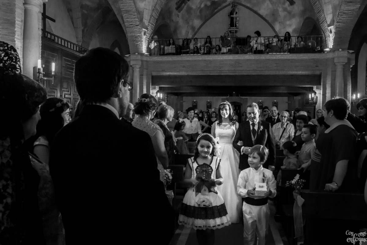 Entra la novia en la iglesia. Fotógrafos de Boda en Valencia ConOtroEnfoque