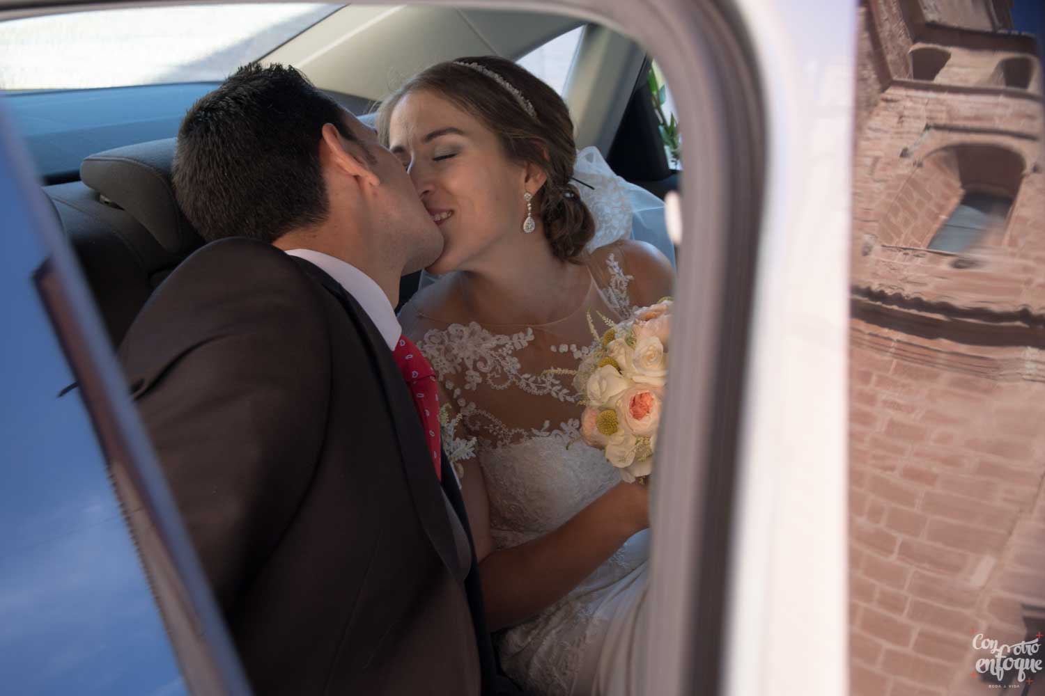 pareja se besa en boda civil Valencia