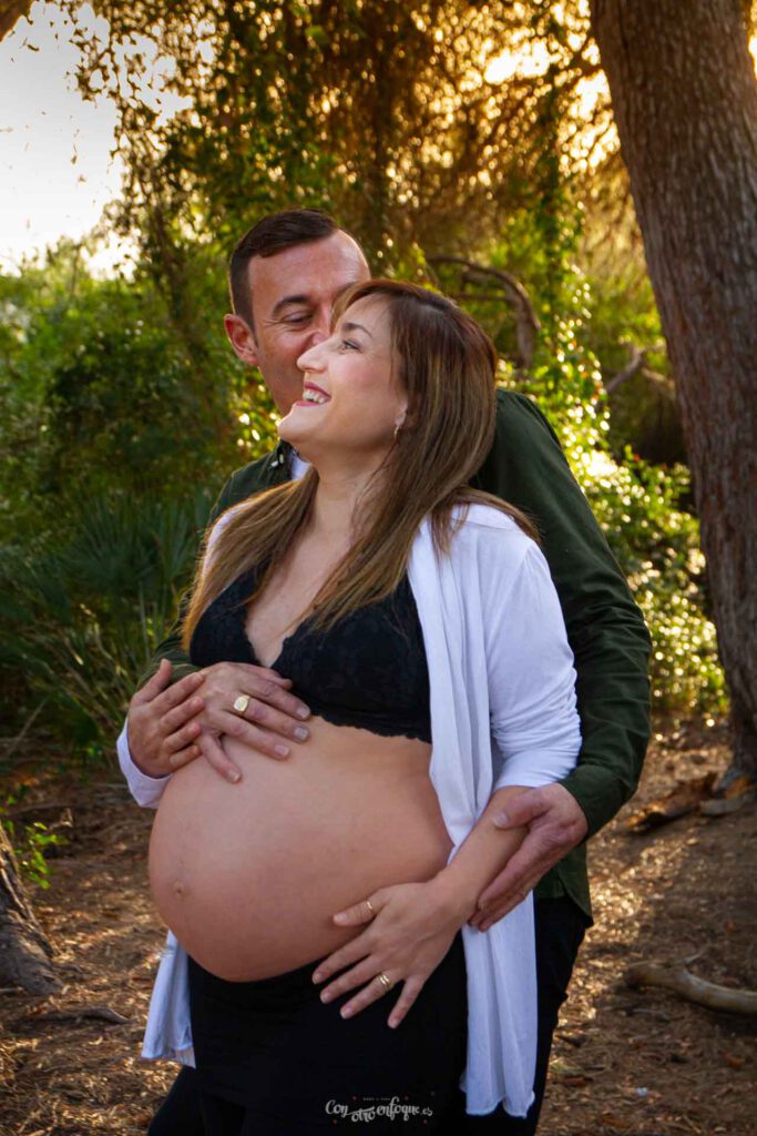 pareja disfruta de su embarazo por Valencia con muchas sonrisas
